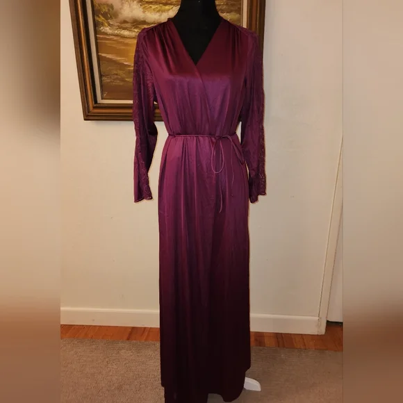 Vintage 1960s Maidenform Lace Accented Robe